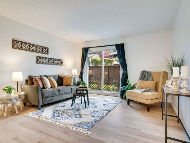 Building Photo - Cozy Condo Living in Tacoma's Desirable Highlands Community | Pool, Gym & Clubhouse