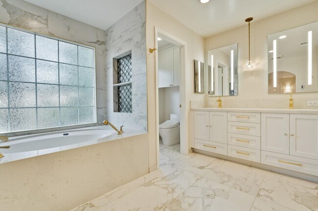 Building Photo - Beautiful and spacious 3 bedroom 2.5 bath ...