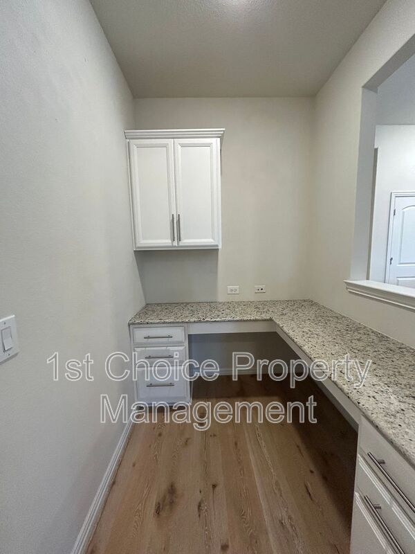 Building Photo - 952 Pinnacle Ridge Rd