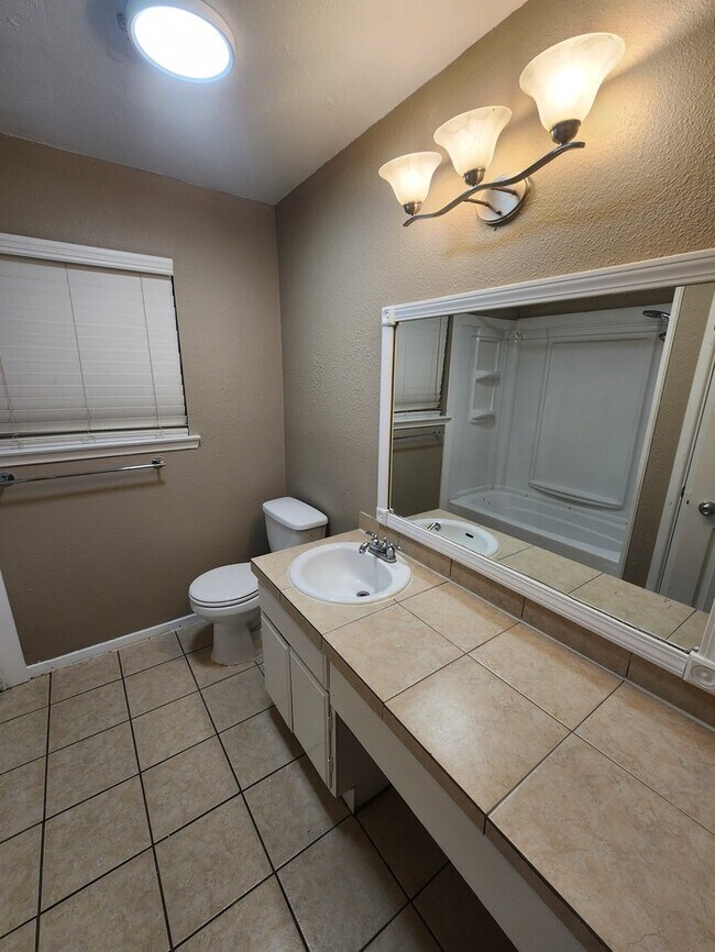 Building Photo - 3 bed 2 bath, 2 story townhome, 2 car garage