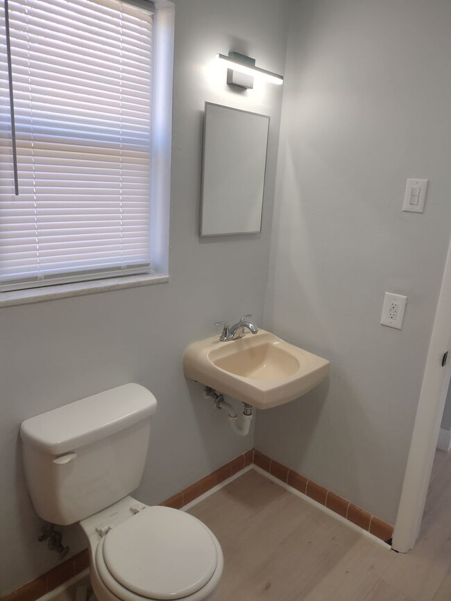 Building Photo - Adorable UPDATED 1 bedroom 1 Bath home wit...