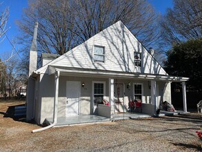 Building Photo - 1 Bedroom 1 Bath Triplex Call Burlington Rentals tom set up a viewing 336-228-7368