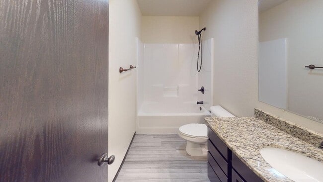 Building Photo - 2 bed town home!