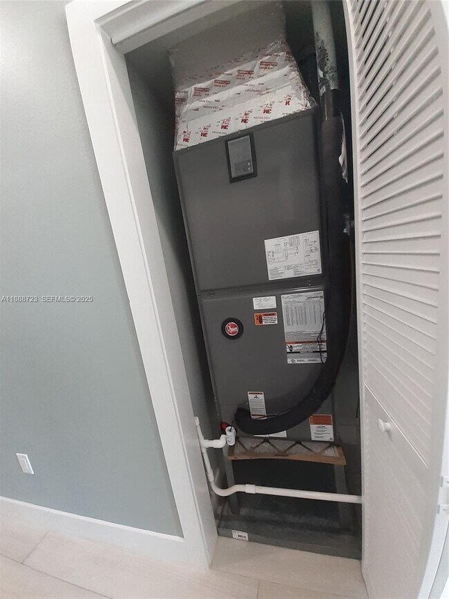 Building Photo - 23 Jenny Ln