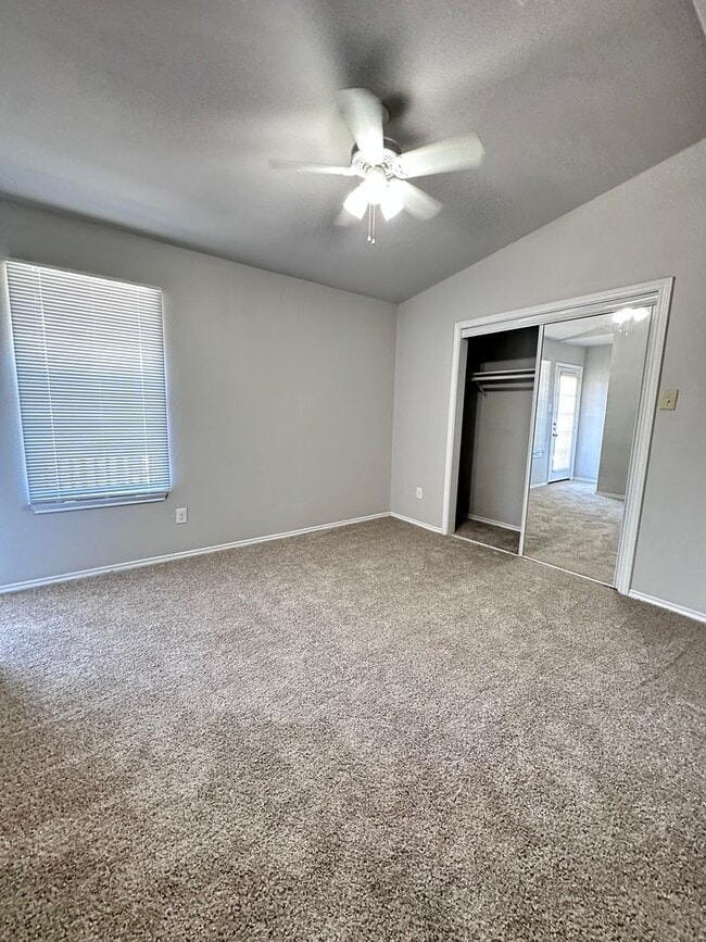 Building Photo - Eastside Townwhome - River Crossing - Down...