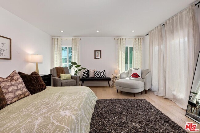 Building Photo - 6700 W 85th Pl