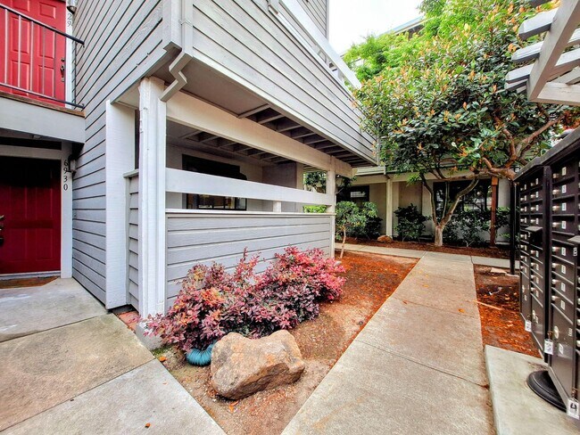 Building Photo - Refurbished Condo on 1st Floor With Laundry, Patio, Garage; Next to Pool!