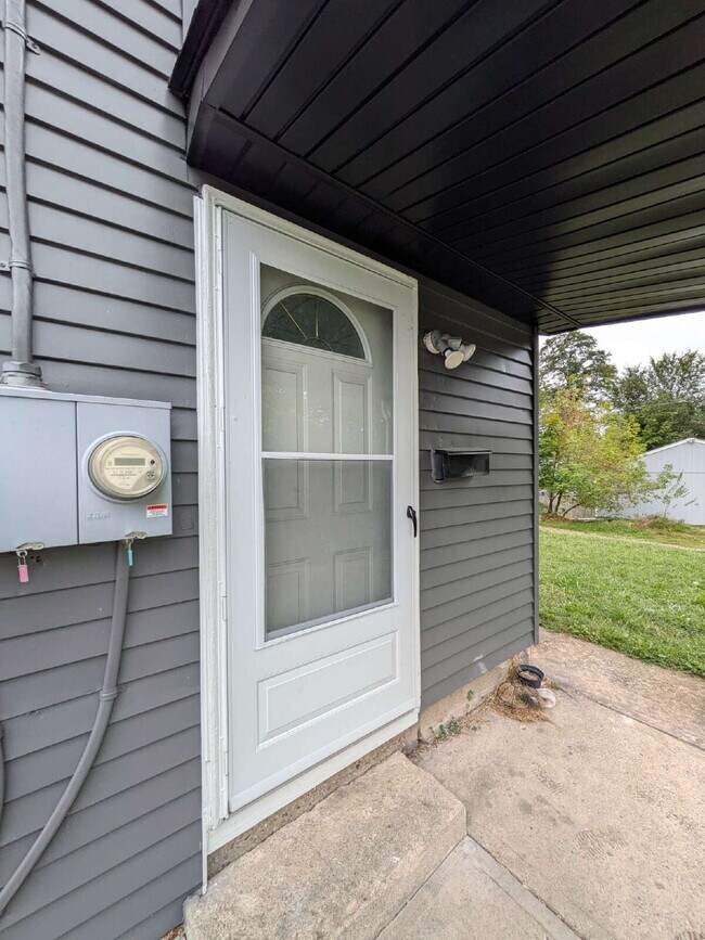 Building Photo - Beautifully updated 2 bed 1 bath apartment in Beaver Falls!  OPEN HOUSE on Thursday (February 5) ...