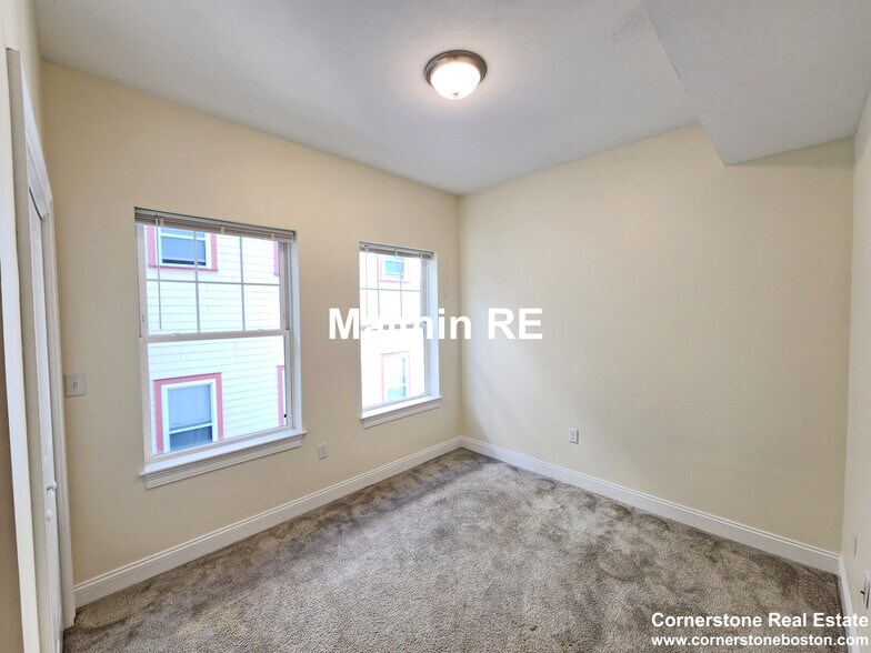 Building Photo - 81 Amory St