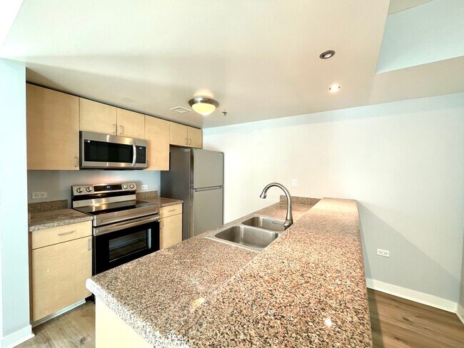 Building Photo - Renovated 2 Bedroom 2 Bathroom Condo in Li...
