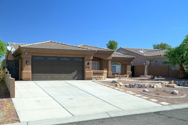 Building Photo - 2121 Desert Lakes Dr