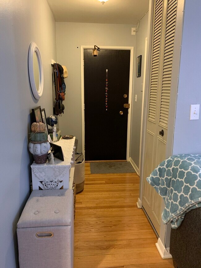 Building Photo - 541 W Oakdale Ave