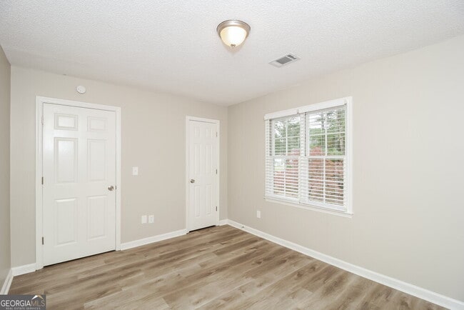 Building Photo - 3330 Dogwood Dr