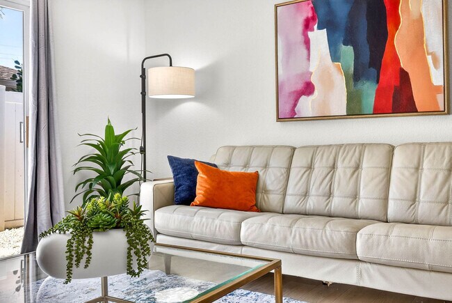 Building Photo - 310 W Warren Ave