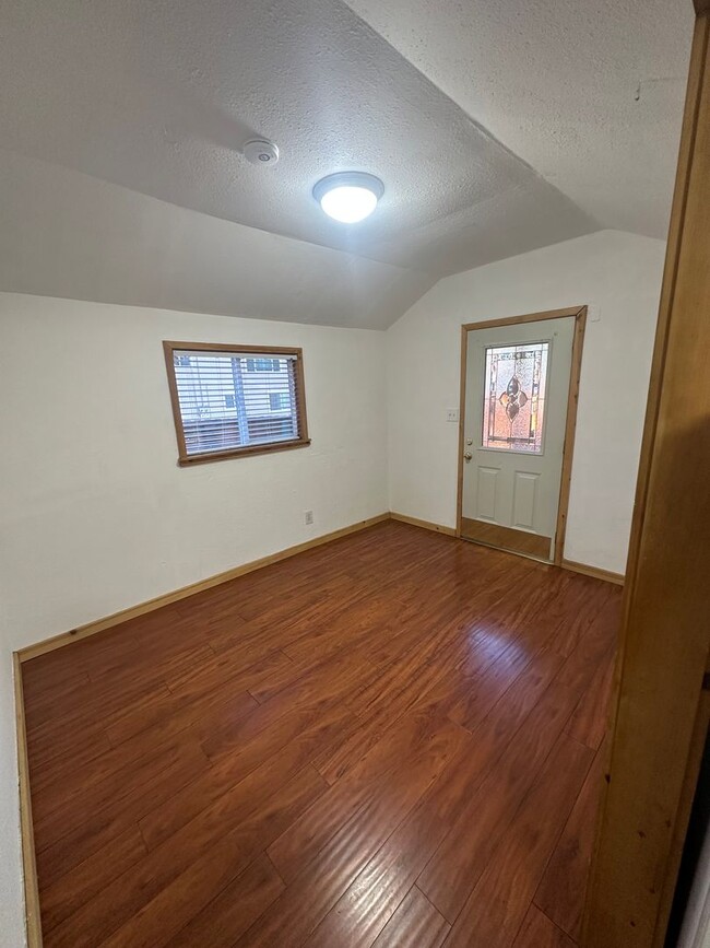 Building Photo - Cute pet friendly studio cabin available n...