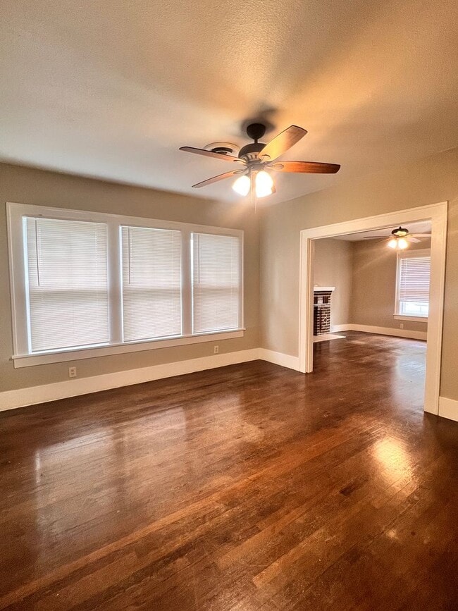 Building Photo - Spacious 3 Bedroom 2 Bath