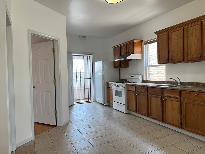 Kitchen & Dinning Room - 3135 W 40th Pl