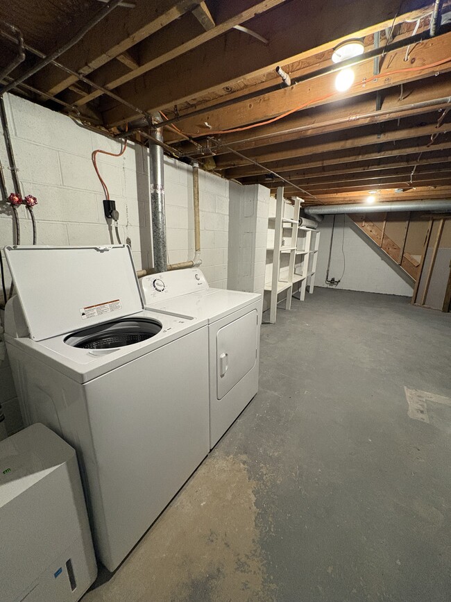 Building Photo - 275 W 10th St