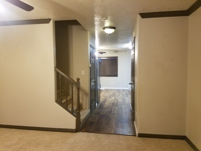 Building Photo - Great 2 bedroom, 1.5 bath townhome found a...