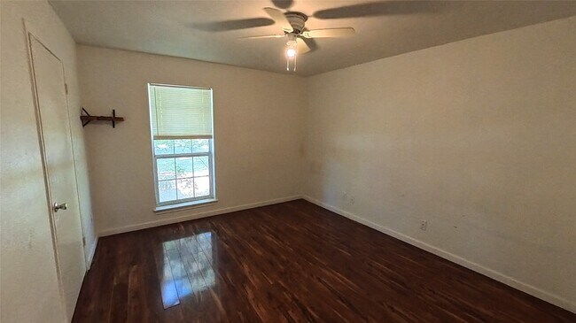 Building Photo - 3327 Valerie Ln