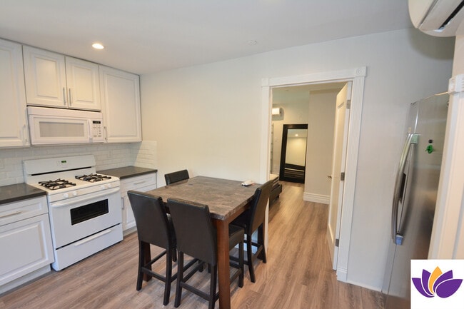 Building Photo - 5955 Hillview Park Ave