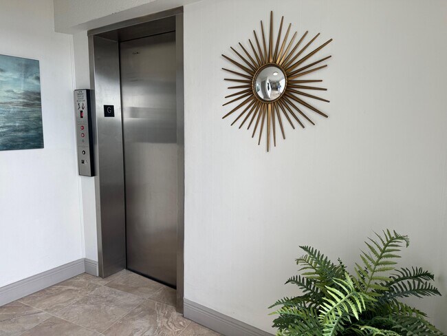 Building Photo - 1527 S Flagler Dr