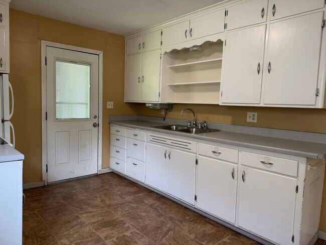 Building Photo - 4 Bedroom 2 Bath - North Fargo
