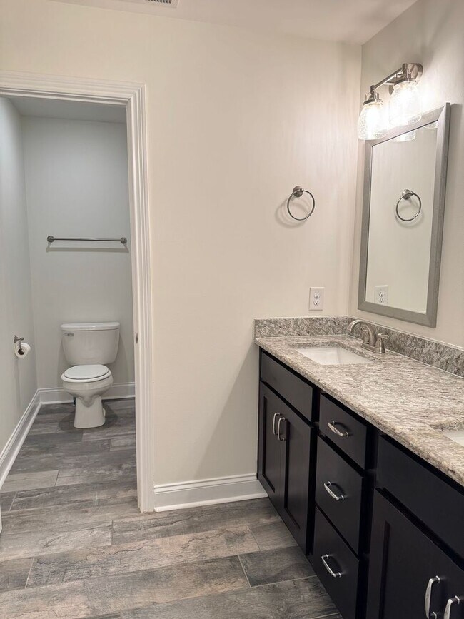 Building Photo - Beautiful 5 Bedroom, 2.5 bath Home in Hick...