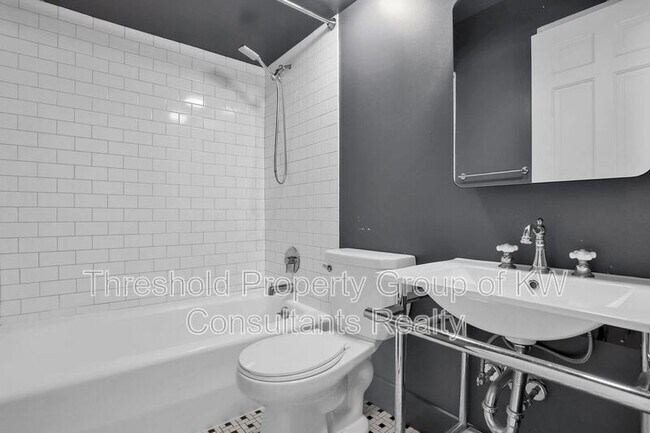 Building Photo - 451 E Town St