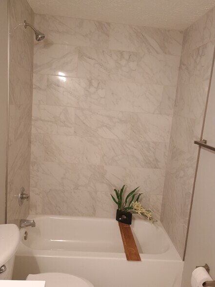 Main level bath - 1618 N Rural St