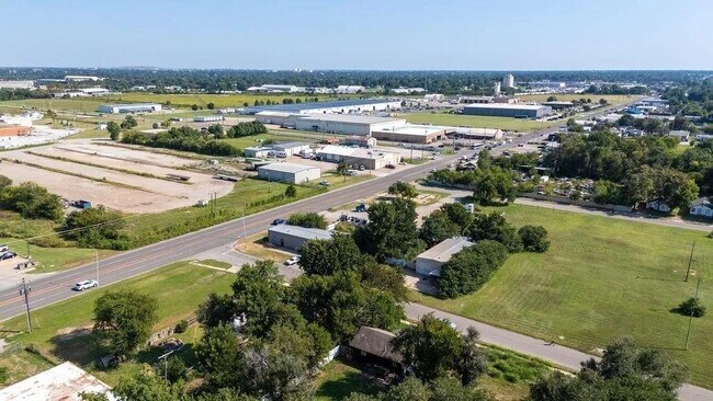 Building Photo - 2913 SW 13th St