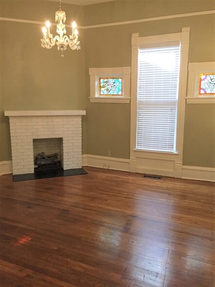 Living room w/fireplace & stained glass - 1004 Scott St