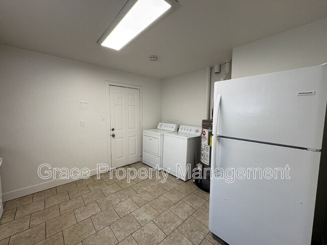 Building Photo - 1481 S Meade St