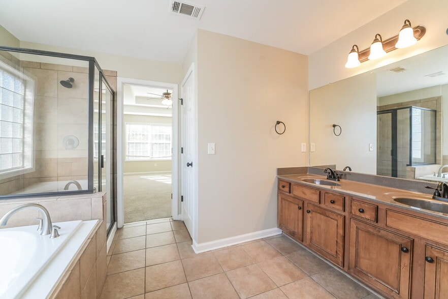 Building Photo - 5432 The Vyne Ave