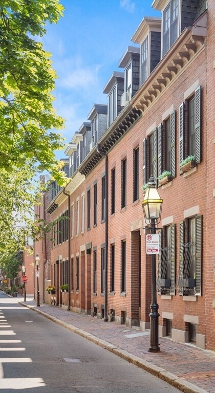 Building Photo - 33 Lawrence St