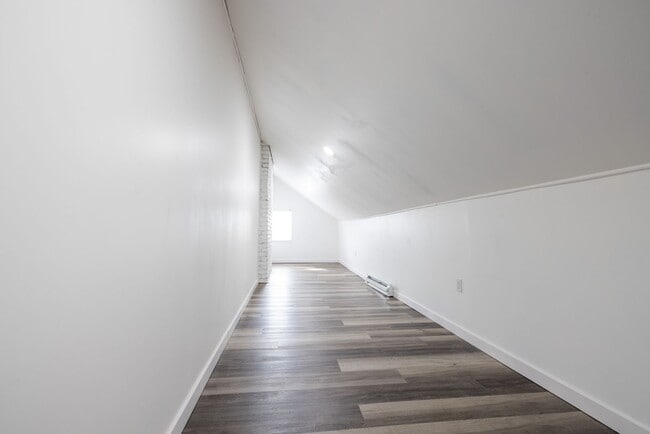 Building Photo - 618-620 Racine Ave