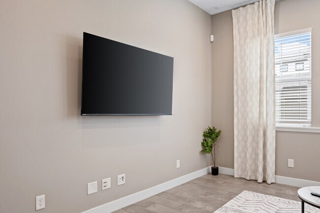 Building Photo - 1913 E Rosemary Dr