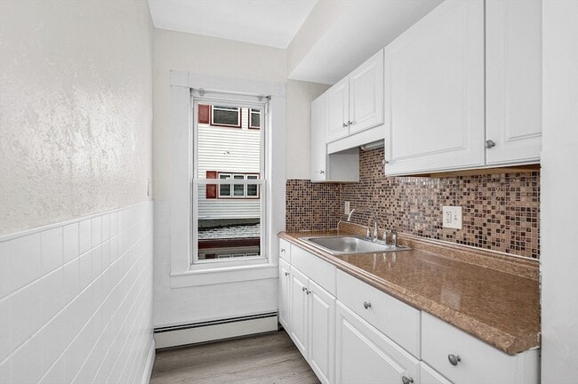 Building Photo - 220 Concord St