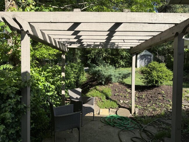 Building Photo - 2901 Lindsay Ave