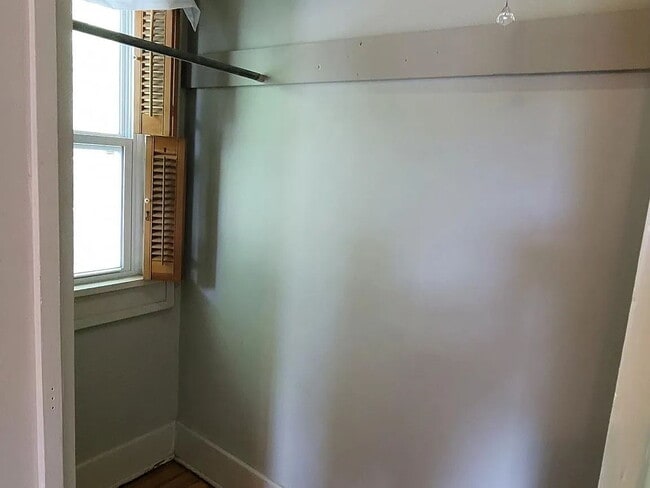 Building Photo - "Spacious 5-Bedroom Retreat with Fireplace Charm on S Broadway!"