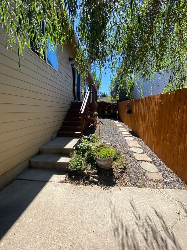 Building Photo - Single Level Charmer, SE Bend Established ...