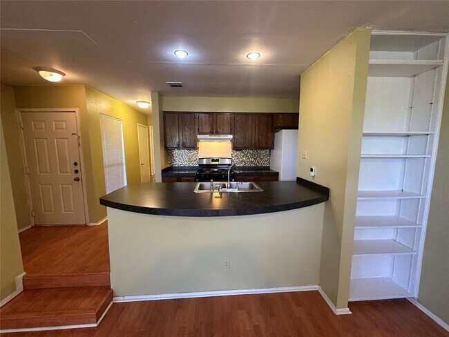 Building Photo - 6728 Lancret Hill Dr