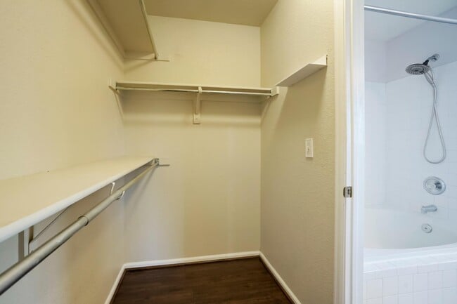Building Photo - 14400 Albrook Dr