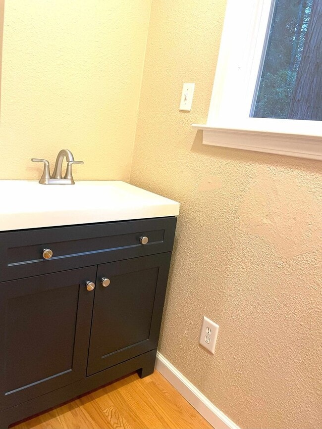Building Photo - Lovely 2 bedroom, recently remodeled Grann...