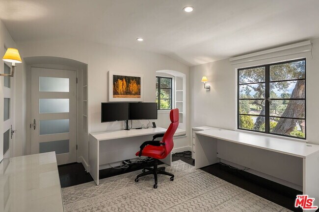 Building Photo - 1323 Club View Dr