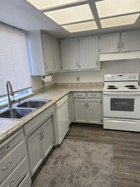 Building Photo - Updated 2 Bed, 2 Bath Unit with Appliances Included