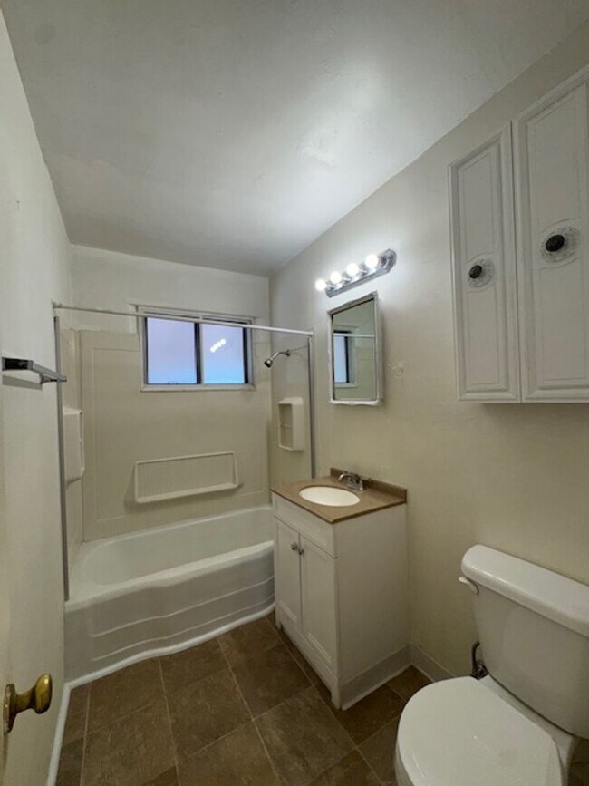 Building Photo - Classic 2 bed 1 bath home in NE ABQ