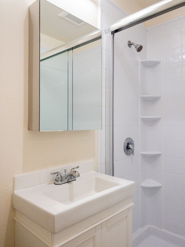 Building Photo - Tranquil 1BR/1BA Updated Unit! Tam Valley!...