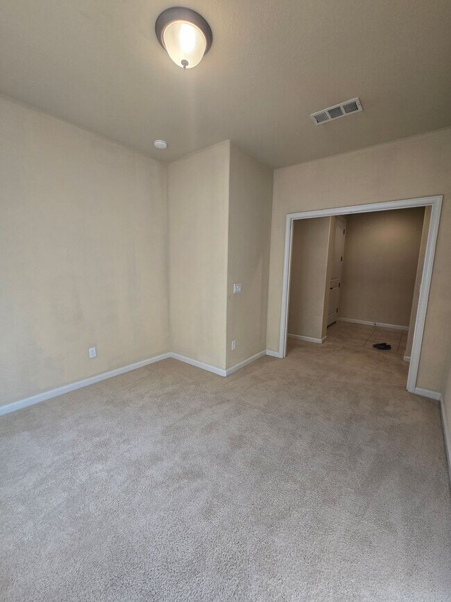Building Photo - 339 Applegate Dr