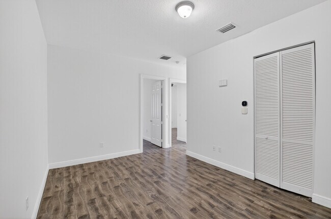 Building Photo - 2515 Venetian Ct